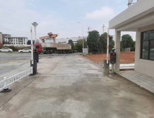 告別手工登記，效率提升看得見！——車牌識(shí)別道閘助力長沙開福區(qū)采砂場(chǎng)智慧升級(jí)